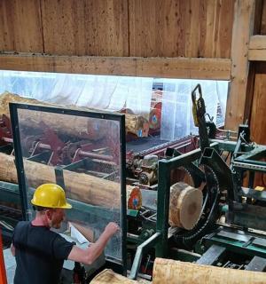 一名在工厂里操作机器的男子