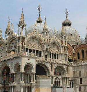 un gran edifici amb cúpules a sobre