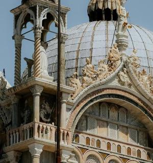 un edifici ornamentat amb una torreta i una cúpula