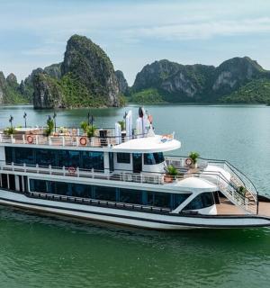 水上的一艘船，背景是群山