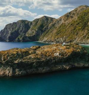 ostrov uprostřed oceánu