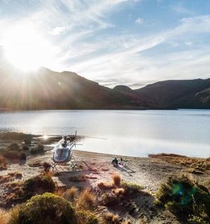 výhled na jezero se zářícím sluncem