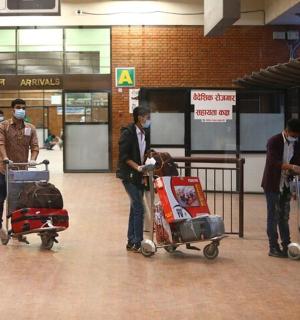 机场里带着行李的一群人