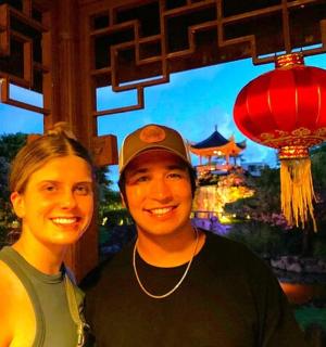 一男一女拿着灯笼拍照