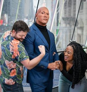 两个男人和一个女人在建筑物上跳舞