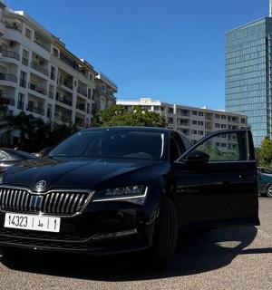 černý kamion zaparkovaný na parkovišti