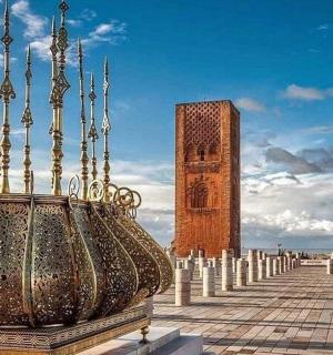 钟楼前的一个大花瓶