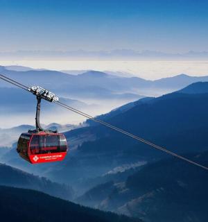 一辆红色缆车飞越山脉