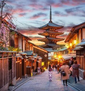 一群人走在有建筑物的街道上