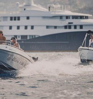 一群人在水中乘游艇