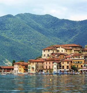 一座依山而建的水上小镇