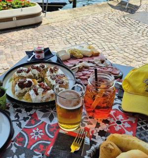 桌子上摆着一盘食物和饮料