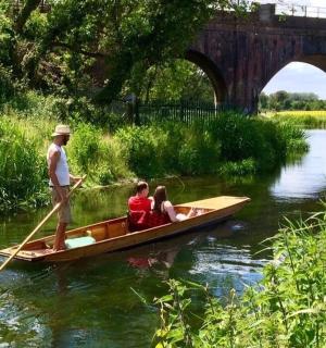 一名男子和两人在河上的船上