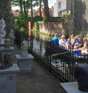 一群人乘船沿河而下