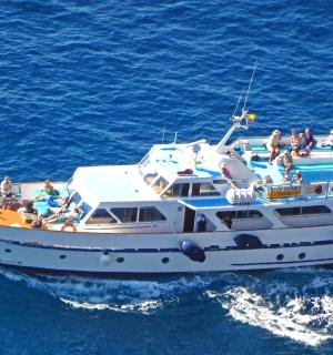 一群人在水中的船上