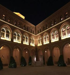 budova s hromadou vánočních stromků