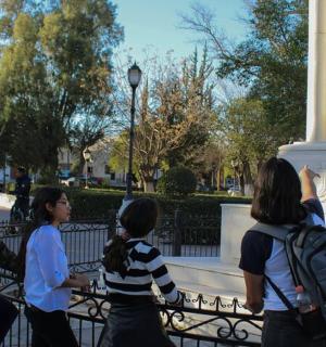 eine Gruppe von Menschen steht um ein Denkmal herum
