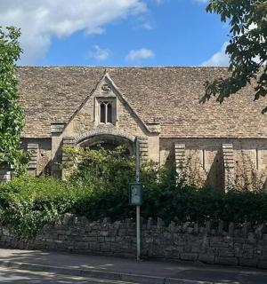 منزل قديم من الطوب مع سياج حجري أمامه