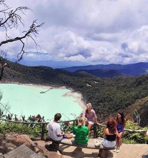 一群人坐在湖边的长椅上