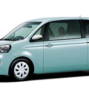 malé modré auto je zobrazeno na bílém pozadí