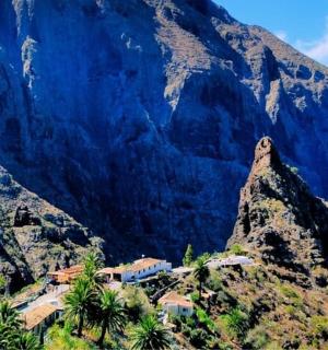 山上有一座房子的景色