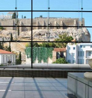 Pohled na Akropoli z budovy se sochou lva