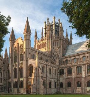 一座顶部有塔楼的大楼