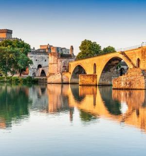 一座横跨河流的桥，背景是一座城市