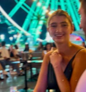 žena mluvící s mužem v restauraci