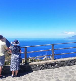 muž a žena se dívají na oceán