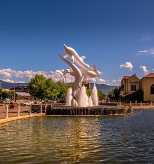 池塘中央有一座雕像的喷泉