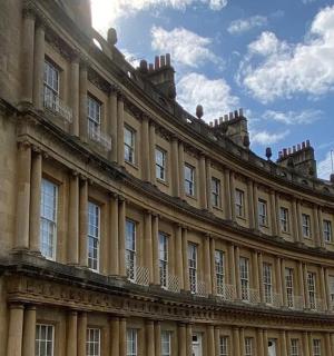 顶部有许多窗户的大楼