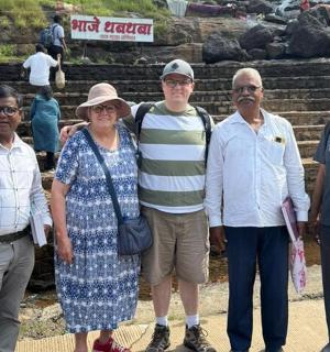 skupina lidí stojící před nějakými schody