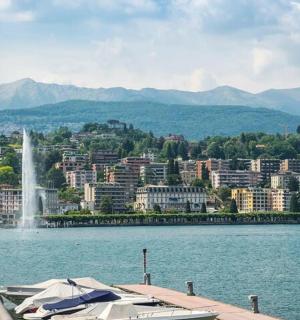 pohled na jezero s městem a fontánou