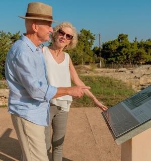 ein Mann und eine Frau stehen neben einem Schild