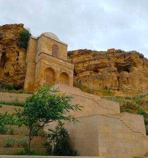 岩石山侧面的建筑物