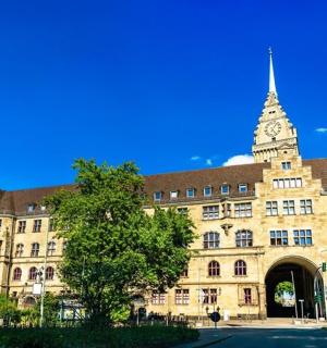 一座顶部有钟楼的大楼