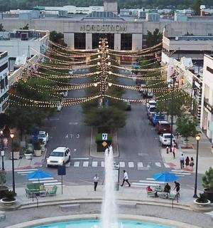 街道中央有喷泉的城市