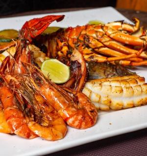 talíř jídla s mořskými plody na stole