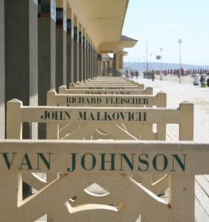 海滩附近一栋建筑上的一排标志