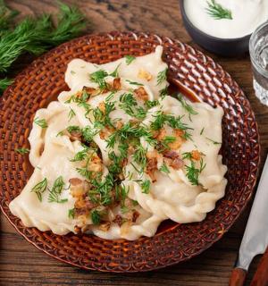 木桌上放着一盘蔬菜意大利面