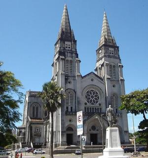 街道上一座有两座塔楼的大教堂