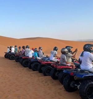 一群人骑着四轮摩托车在沙漠中