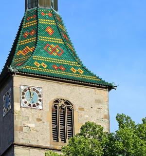 budova s hodinovou věží se zelenou střechou