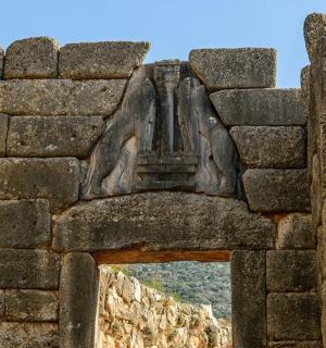 kamenný oblouk v kamenné zdi