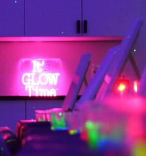 房间里显示发光时间的霓虹灯