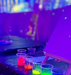 房间里桌子上放着一组玻璃杯