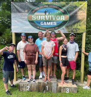 一群人站在标志牌前