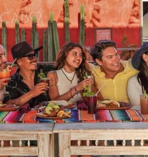 一群人坐在野餐桌旁