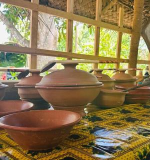 a group of bowls sitting on top of a table